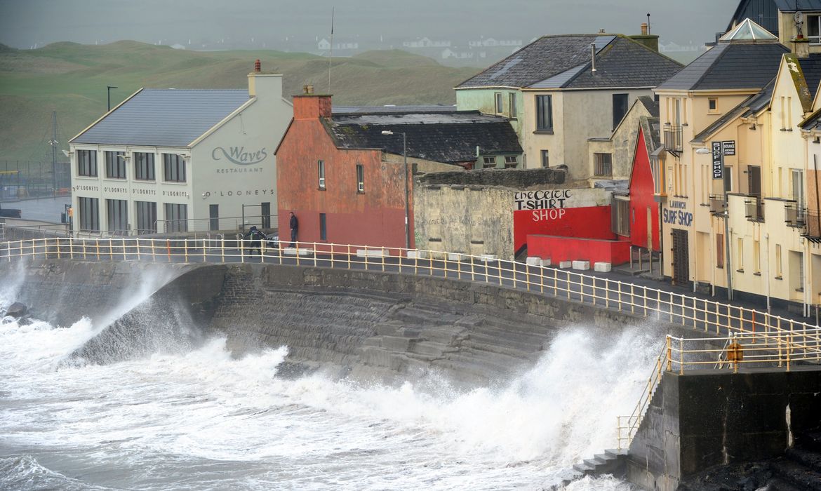 Tempestade Ofelia chega pelo Oceano Atlântico à costa da Irlanda. Na foto, a cidade de Lahinch, no condado de Clare