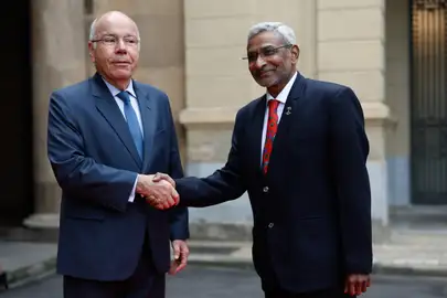 Rio de Janeiro (RJ), 28/04/2025 – O ministro de Relações Exteriores do Brasil, Mauro Vieira, e o sherpa da Índia, embaixador Dammu Ravi, na Reunião de Chanceleres da presidência brasileira do BRICS, no Palácio do Itamaraty. Foto: Fernando Frazão/Agência Brasil