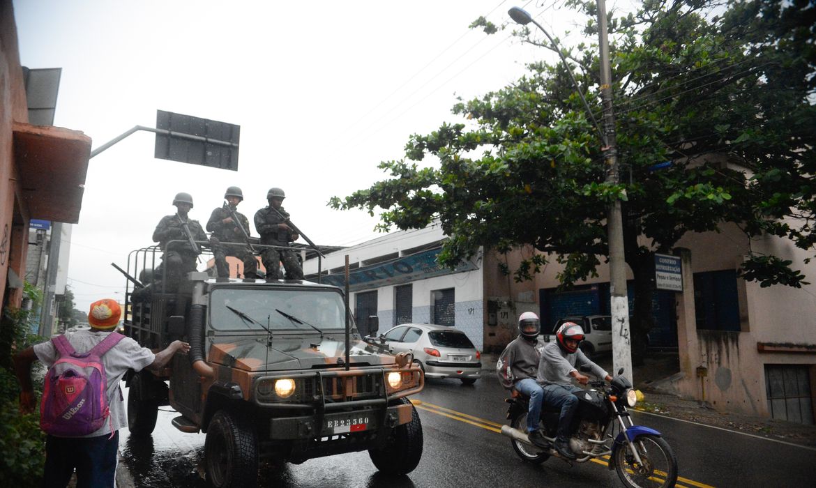Vila Velha (ES) - Soldados do Exército fazem a segurança das ruas e dos terminais rodoviários vazios em Vila Velha, região metropolitana de Vitória (Tânia Rêgo/Agência Brasil)