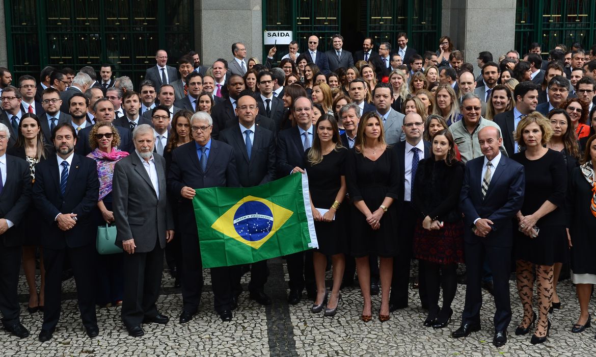 São Paulo - Promotores e procuradores de Justiça fazem ato contra a lei de abuso de autoridade, em frente ao Fórum João Mendes, região central  (Rovena Rosa/Agência Brasil)