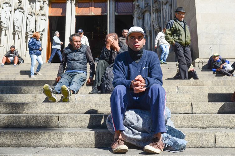 São Paulo - Adriano que está em situação de rua, na Praça da Sé, região central, enfrentou temperatura de 0°C. Foi a madrugada mais fria dos últimos 12 anos (Rovena Rosa/Agência Brasil)