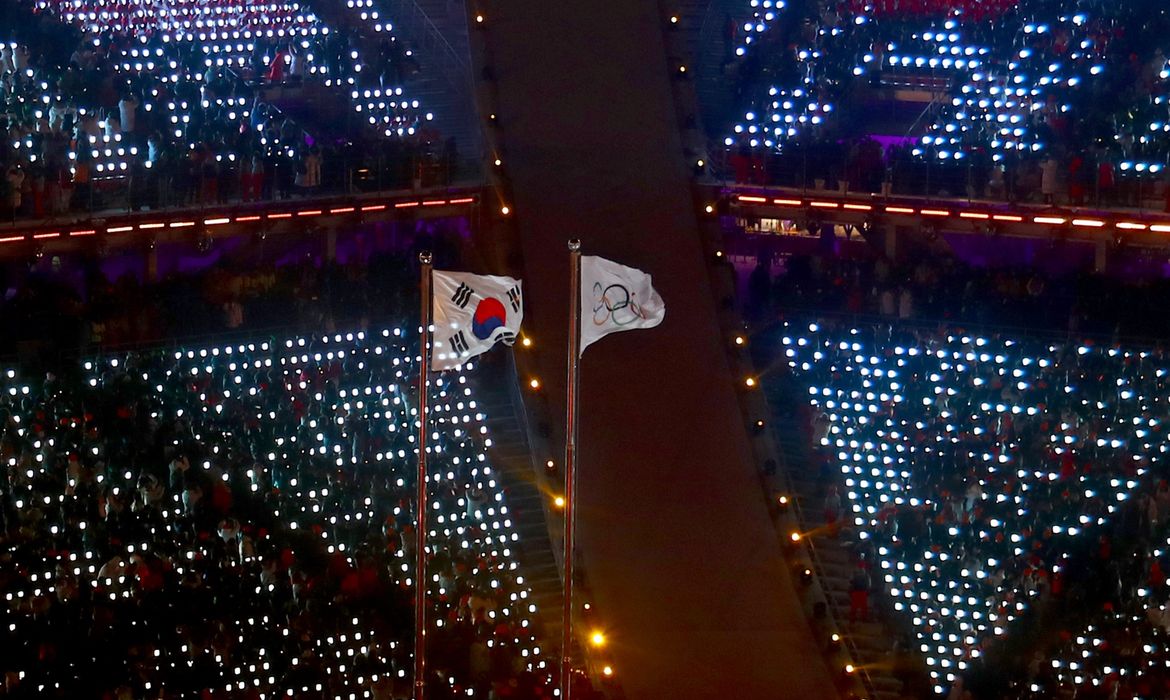 A Tocha Olímpica tremula durante a Cerimônia de Abertura dos jogos em PyeongChang 2018 