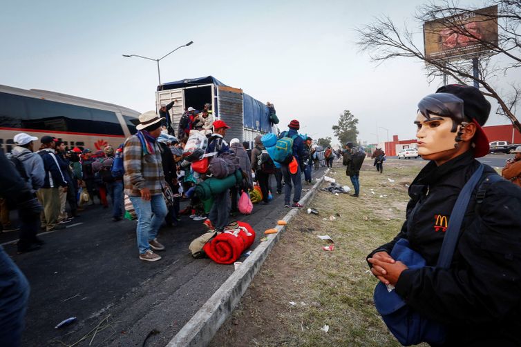 Parte do contingente da caravana de migrantes centro-americanos que se dirige aos Estados Unidos segue hoje para Guadalajara, no México 