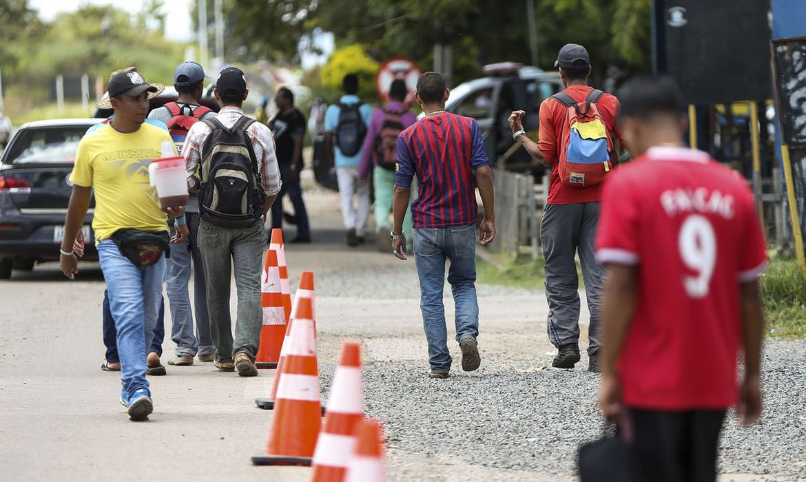 Imigrantes venezuelanos cruzam a fronteira com o Brasil.