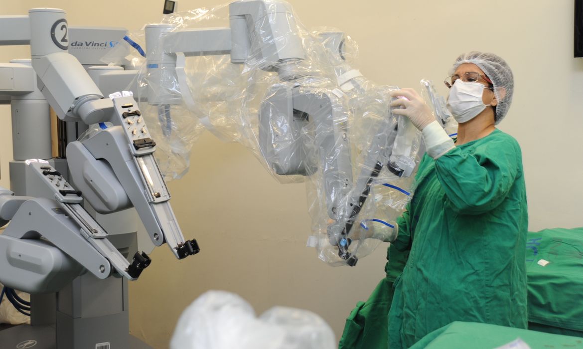 Robô Da Vinci auxilia em cirurgias no Inca