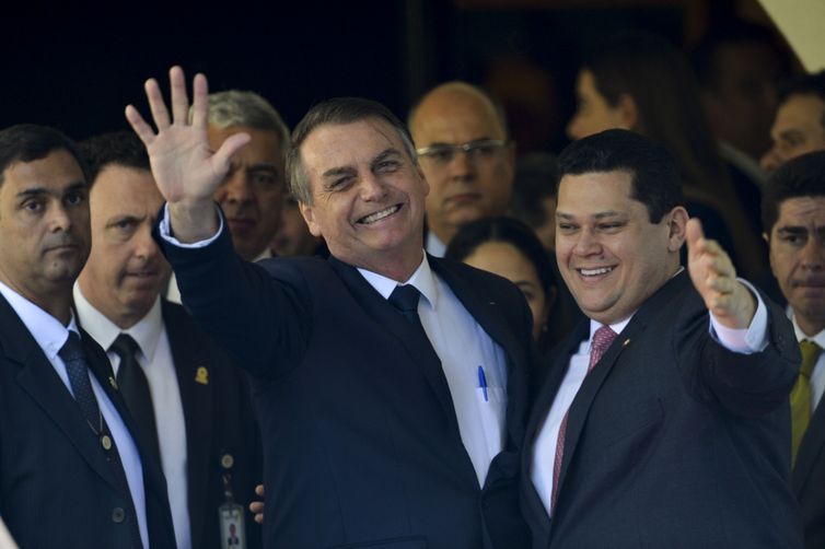 O presidente Jair Bolsonaro e o presidente do Senado, Davi Alcolumbre, após reunião com parlamentares e governadores, na residência oficial do Senado.