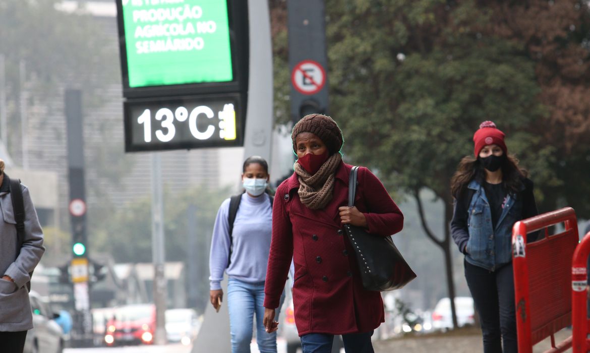 Pedestres na Avenida Paulista durante frente fria que derrubou a temperatura na capital.