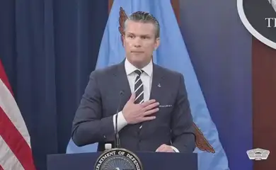 U.S. Secretary of Defense Pete Hegseth reacts while taking questions from the media during a briefing at the Pentagon, after the U.S. struck Iranian nuclear facilities, during the Israel-Iran conflict, in Arlington, Virginia, U.S., June 22, 2025 in this still image taken from handout video. Reuters/U.S. Department of Defense/Proibida reprodução