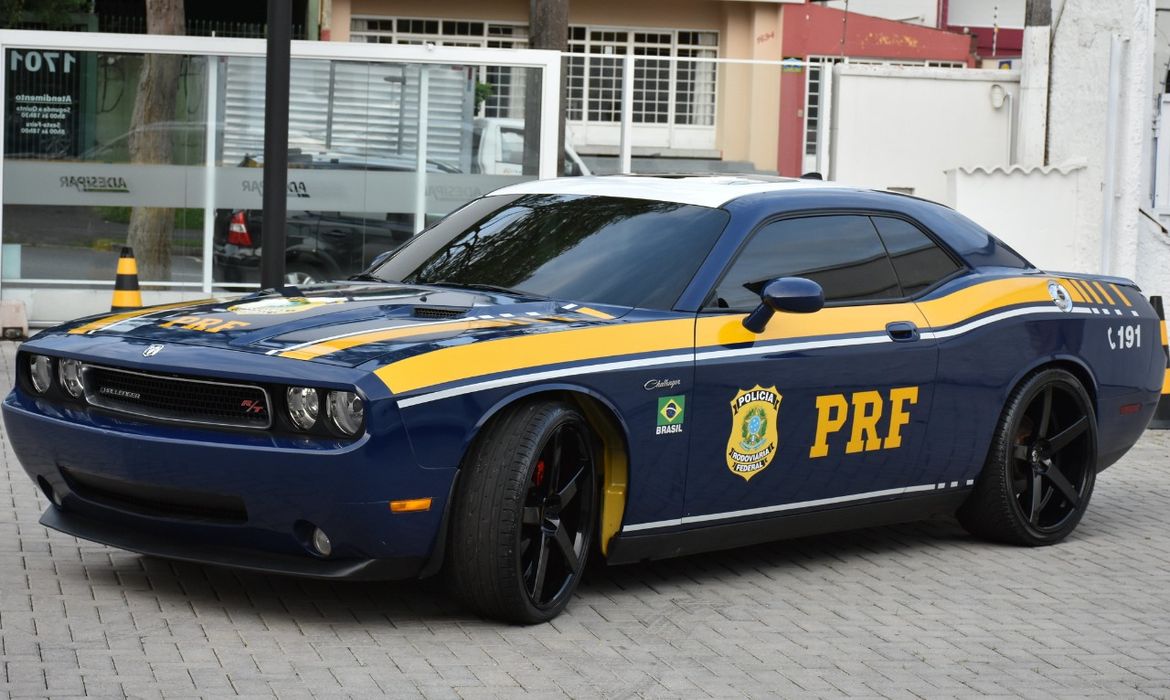 PRF usará viatura Dodge Challenger nas ações policiais.