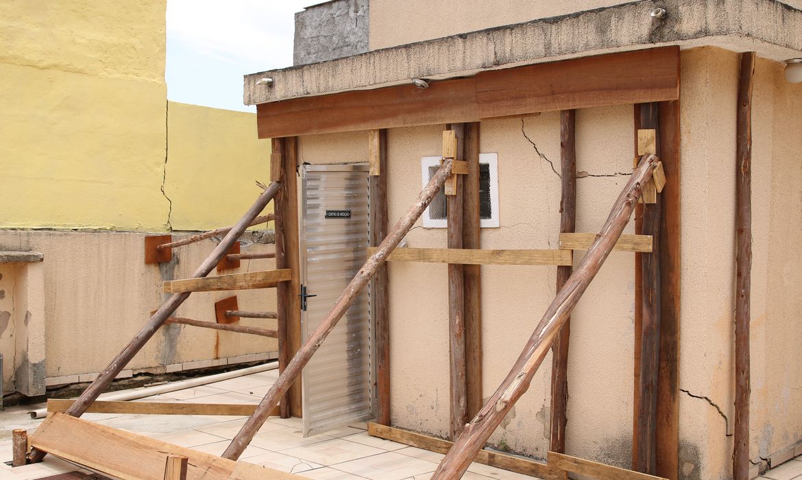  Moradores são obrigados a deixar as casas após desmoronamento de muro do condomínio em Vila Carmosina, na zona leste.