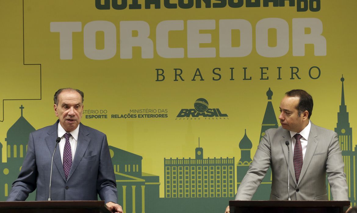 O ministro das Relações Exteriores, Aloysio Nunes Ferreira e o ministro do Esporte, Leandro Cruz participam do  lançamento do “Guia Consular do Torcedor Brasileiro”.