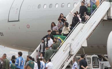 Guarulhos (SP) 19/10/2024  Brasileiros que estavam no Líbano, desembarcam do avião KC-30 da FAB,na Base Aérea de São Paulo  na Operação “Raizes do Cedro” em Guarulhos. Foto Paulo Pinto/Agencia Brasil