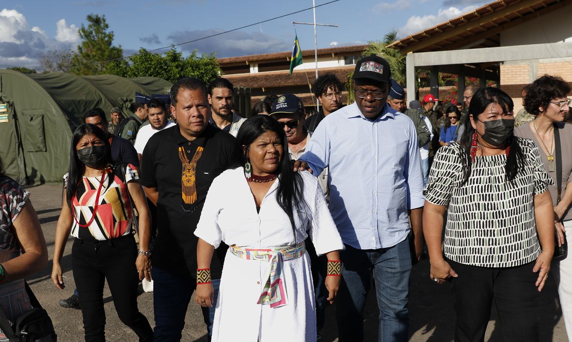 Os ministros dos Direitos Humanos, Silvio Almeida, dos Povos Indígenas, Sônia Guajajara, e a presidente da Funai, Joênia Wapichana, na Casa de Saúde do Índio, onde está o Hospital de Campanha da FAB que atende os Yanomami.
