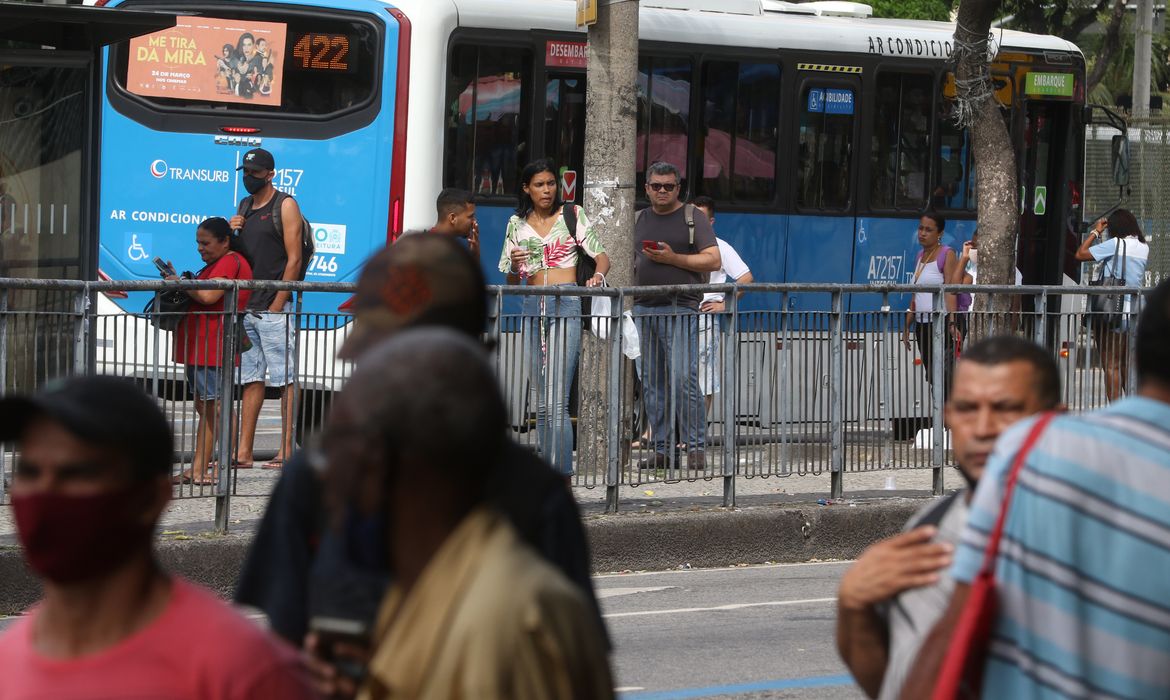 Greve dos rodoviários provoca paralisação da frota de ônibus da cidade e aglomerações nos pontos de parada.
