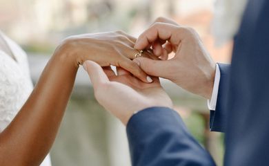 NOIVOS; CASAMENTO - Casamentos entre pessoas do mesmo sexo batem recorde em 2022. Foto: Freepik/Diller