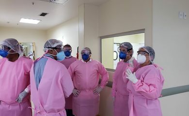 Visita do ministro da Saúde, Nelson Teich, neste sábado (9), ao Hospital Geral de Bonsucesso (RJ).