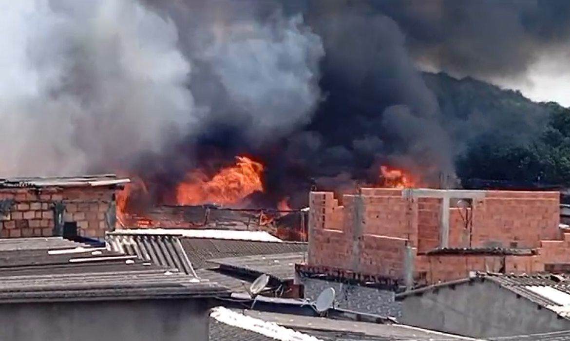 Cubatão (SP), 16/12/2024 - Incêndio em casa na Vila dos Pescadores. Foto: Defesa Civl de SP/Divulgação