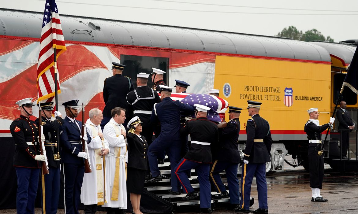 Corpo do ex-presidente George Bush é levado para o sepultamento a bordo da locomotiva Bush41242. Foto David J. Phillip/Pool via REUTERS