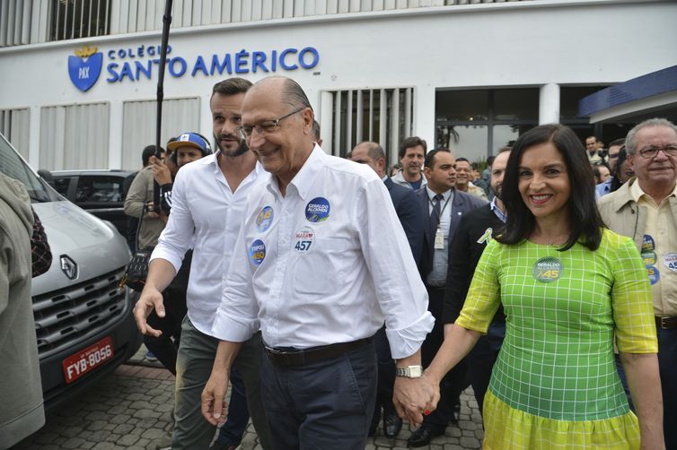 O candidato a presidência pelo PSDB, Geraldo Alckmin, vota na Escola Santo Américo, no Jardim Colombo.