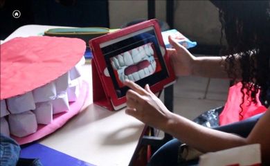 Universidade do Rio desenvolve projeto de livros didáticos digitais para cegos  