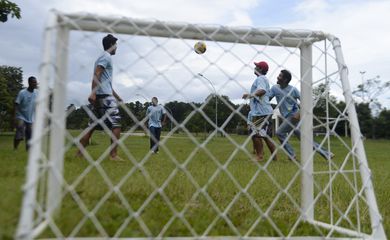 Brasília - Adolescentes da Escola de Meninos e Meninas do Parque, que atende a moradores de rua, jogam bola no gramado do Parque da Cidade