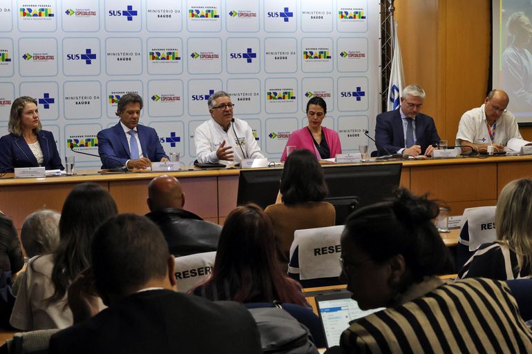 Brasília (DF), 24/06/2025 - Os ministros da Fazenda, Fernando Haddad, e da Saúde, Alexandre Padilha, durante entrevista coletiva para falar sobre a troca de dívidas tributárias de hospitais privados e filantrópicos com a União por prestação de atendimento especializado para os pacientes do SUS. A medida faz parte do programa Agora Tem Especialistas – lançado recentemente pelo Ministério da Saúde – e busca ampliar a capacidade de atendimento, a fim de reduzir a fila de espera por consultas, exames e cirurgias no SUS. Foto: Antonio Cruz/Agência Brasil