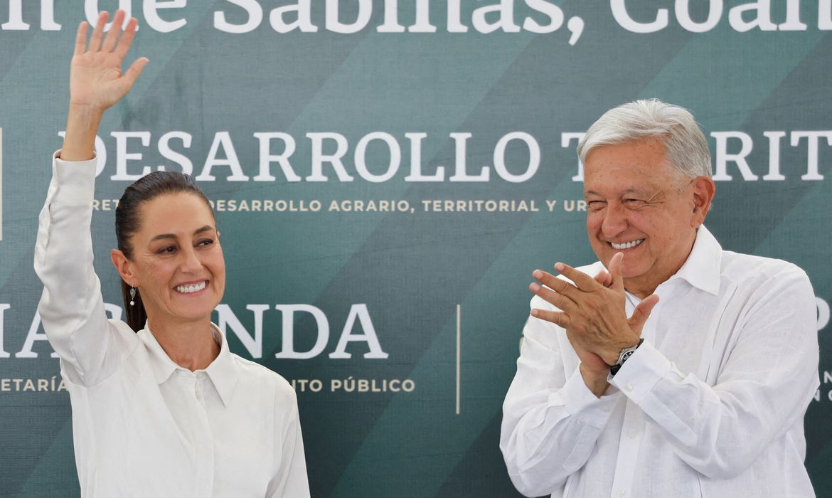 FILE PHOTO: Mexican President Andres Manuel Lopez Obrador and President-elect Claudia Sheinbaum attend an event in Nueva Rosita, Mexico June 14, 2024. Reuters/Daniel Becerril/Proibida reprodução