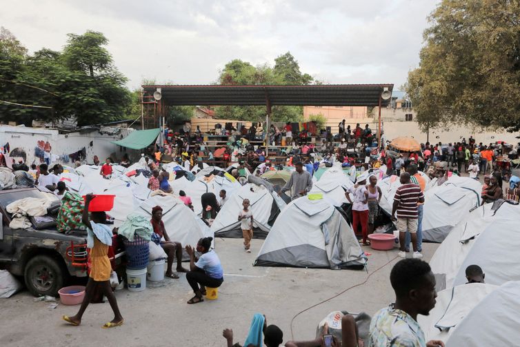 FILE PHOTO: People fleeing gang violence take shelter at a sports arena, in Port-au-Prince, Haiti September 1, 2023. REUTERS/Ralph Tedy Erol/File Photo