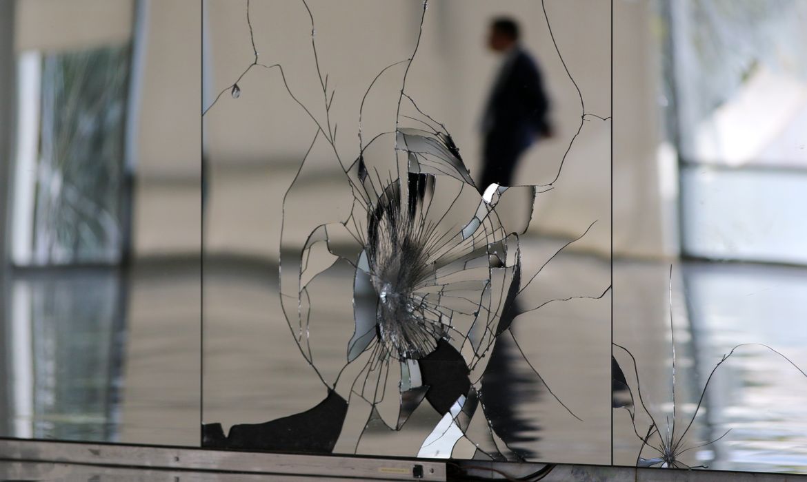 Janelas danificadas no Palácio do Planalto após atos terroristas no ultimo domingo