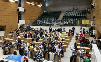 Estudantes que ocuparam a Assembleia Legislativa do Estado de São Paulo (Alesp) pedem que uma CPI investigue fraudes na merenda escolar do estado