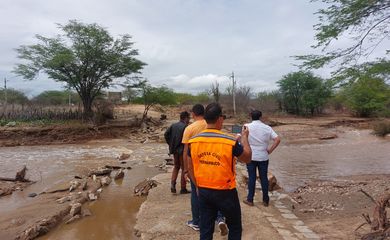 Chuvas provocam estragos e matam duas pessoas em Pernambuco 