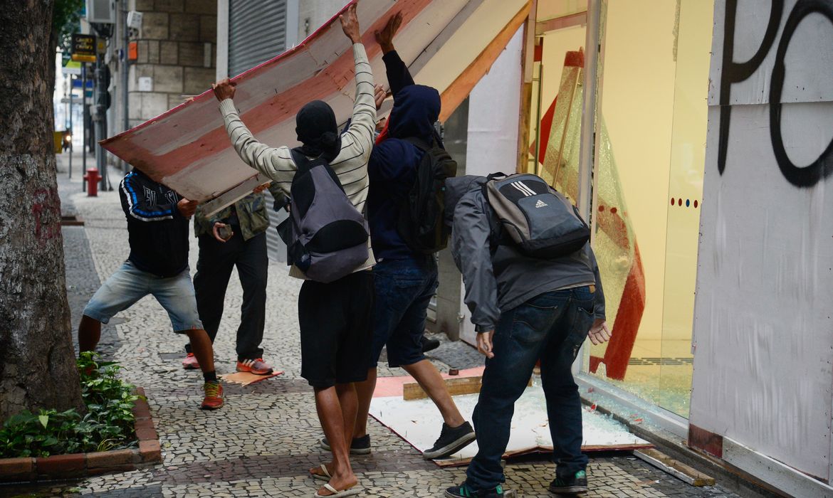 Rio de Janeiro - Polícia Militar e manifestantes entraram em confronto no centro do Rio durante protesto contra as reformas trabalhista e da Previdência (Tomaz Silva/Agência Brasil)