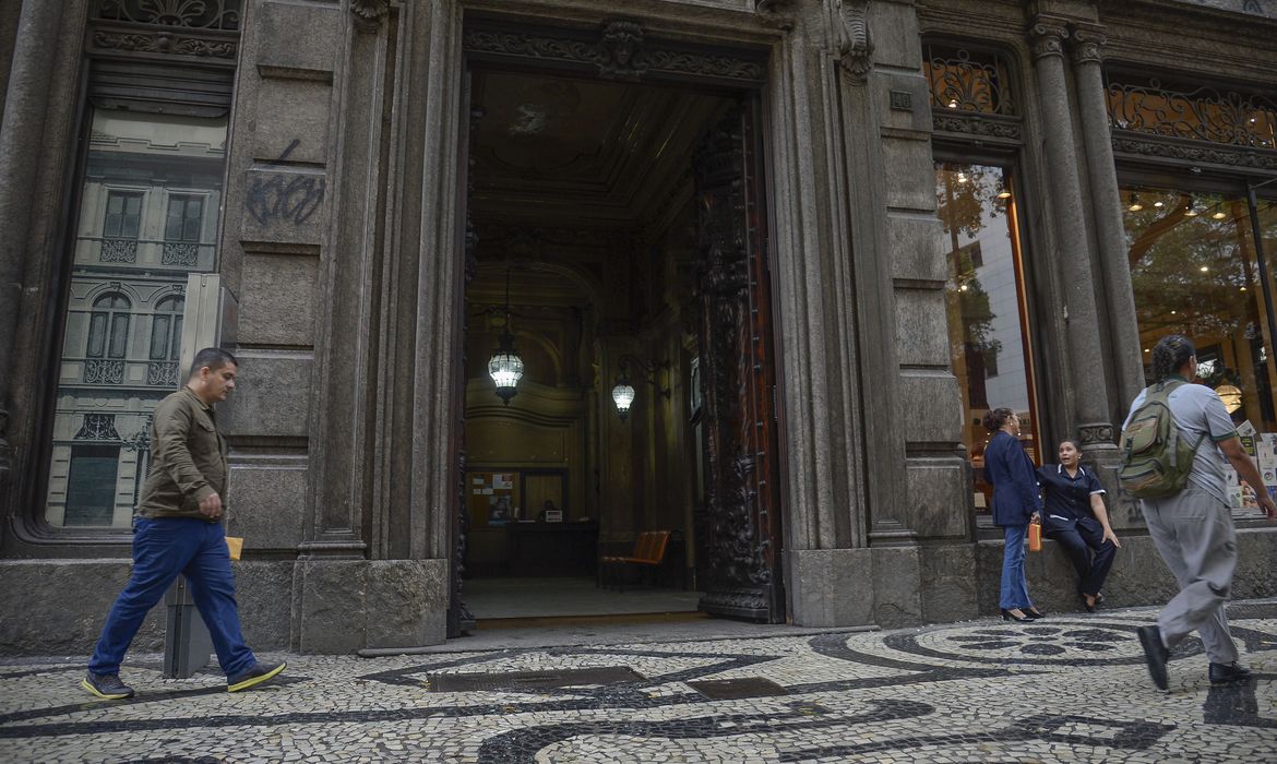 As maçanetas de bronze da porta de entrada do Instituto do Patrimônio Histórico e Artístico Nacional (Iphan), no Centro do Rio, foram roubadas.