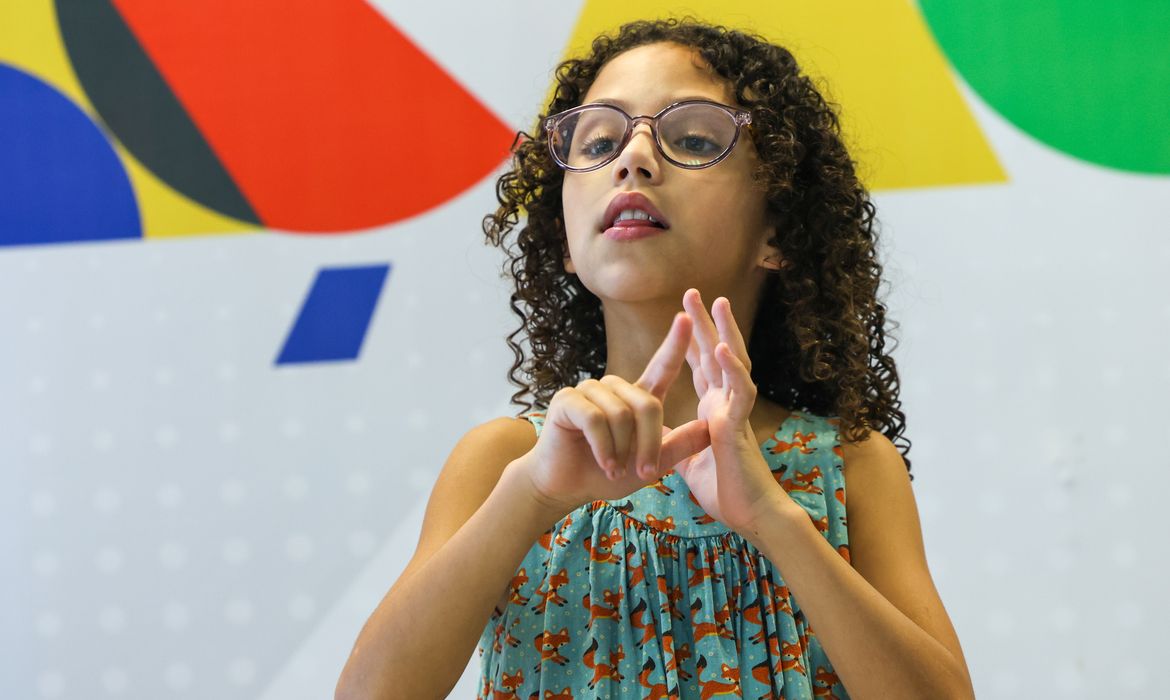 UFF desenvolve aplicativo Hora da Libras para crianas surdas
