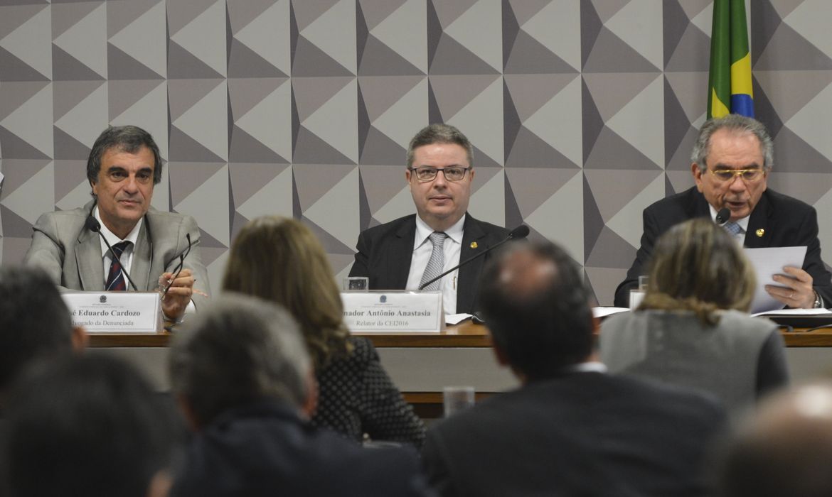 Brasília - O ex-advogado-geral da União José Eduardo Cardozo, durante sessão da Comissão Processante do Impeachment, no Senado para discutir o cronograma apresentado pelo relator Antonio Anastasia sobre a etapa do processo contra a