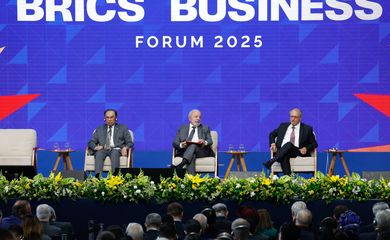 Rio de Janeiro (RJ), 05/07/2025 – O presidente da República, Luiz Inácio Lula da Silva, o vice-presidente, Geraldo Alckmin, o primeiro-ministro da Malásia, Anwar Ibrahim, e o presidente da CNI, Ricardo Alban, participam do Fórum Empresarial do Brics, no Pier Mauá. Foto: Fernando Frazão/Agência Brasil
