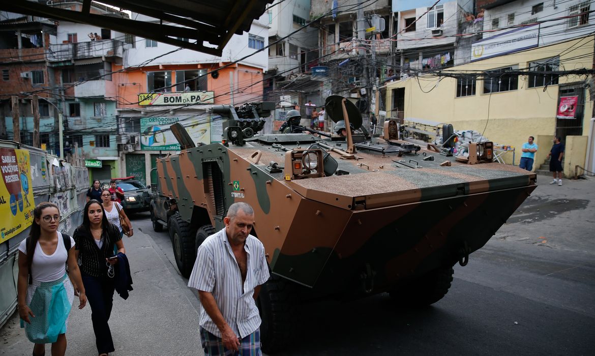 Rio de Janeiro - Militares fazem operação na favela da Rocinha após guerra entre quadrilhas rivais de traficantes pelo controle da área (Fernando Frazão/Agência Brasil)