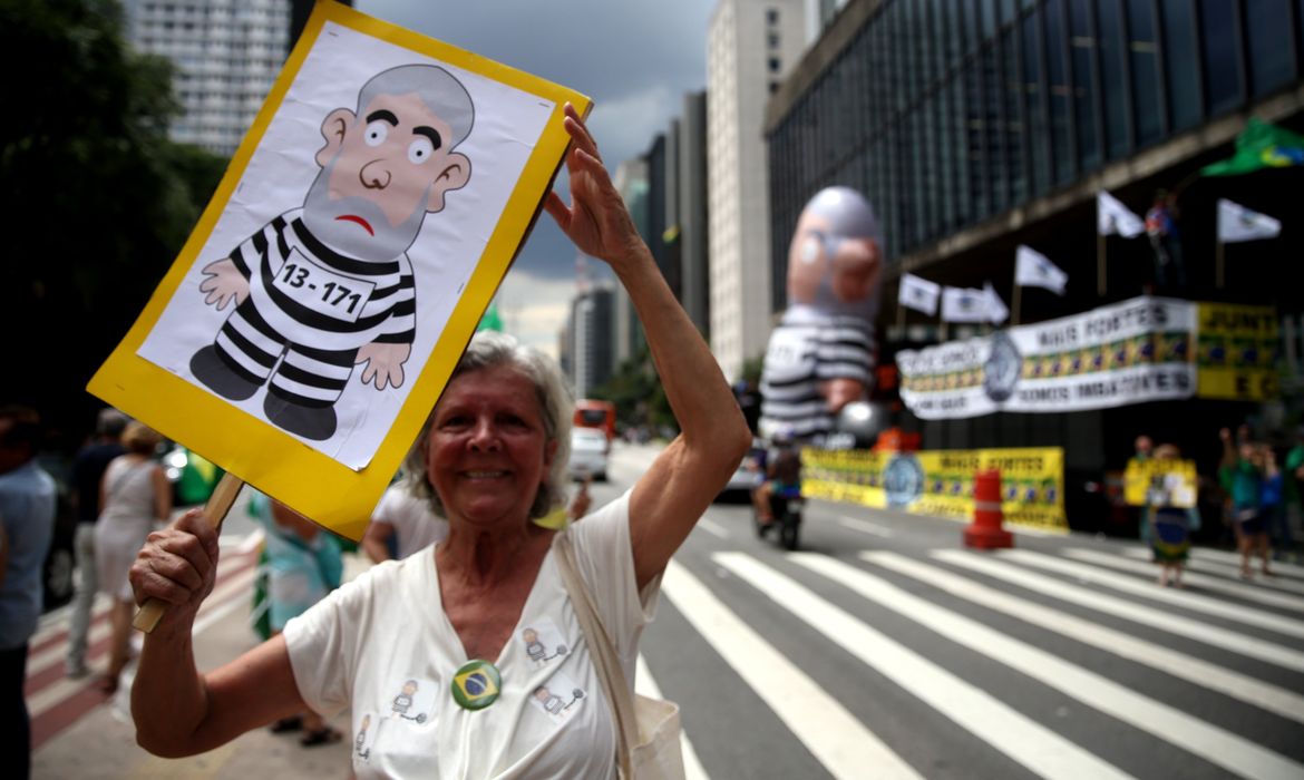São Paulo – Movimentos que apoiam a condenação do ex-presidente Lula se concentram no vão livre do Masp, na Avenida Paulista (Fernando Bizerra/EFE/direitos reservados)