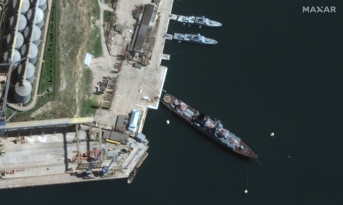 Uma imagem de satélite mostra uma vista do cruzador de mísseis guiados Moskva da Marinha Russa no porto de Sevastopol, na Crimeia.