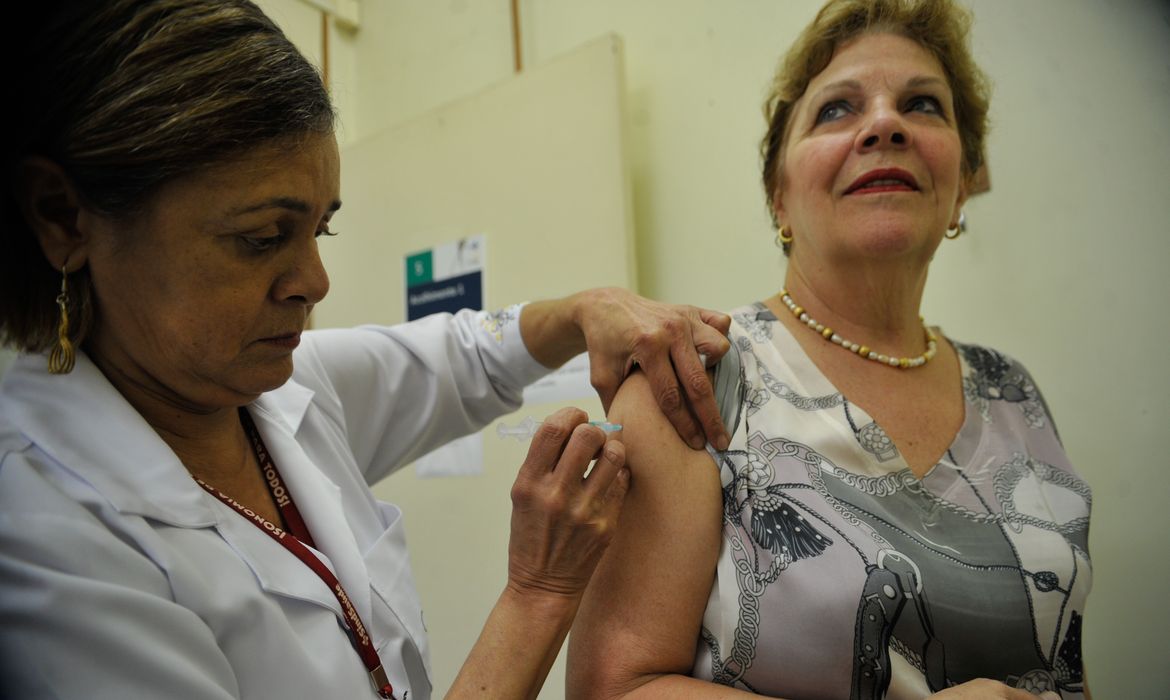 Campanha nacional  de vacinação contra gripe em 2015. Na foto:  Maria Jose Mussoi, aposentada (Elza Fiúza/Agência Brasil)
