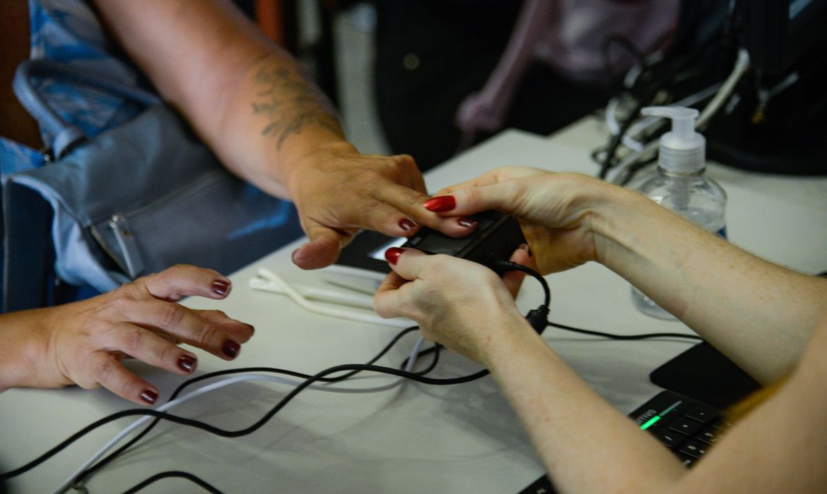 Rio de Janeiro (RJ), 27/02/2024 –  Tribunal Regional Eleitoral do Rio de Janeiro (TRE-RJ) coleta dados biométricos de eleitores na Central do Brasil, no centro da capital fluminense. Foto: Tomaz Silva/Agência Brasil