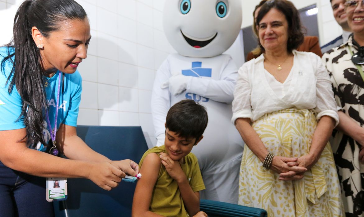 Brasília, DF 09/02/2024 A ministra da Saúde, Nísia Trindade, acompanha o início da vacinação contra dengue no Distrito Federal, na UBS1 do Cruzeiro.  Foto: Fabio Rodrigues-Pozzebom/ Agência Brasil