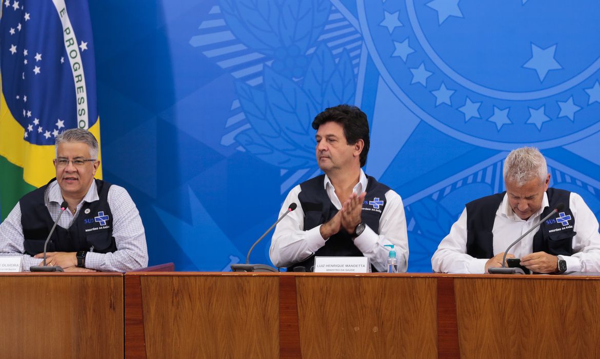 O secretário de Vigilância em Saúde, Wanderson Kleber de Oliveira, o ministro da Saúde, Luiz Henrique Mandetta,e o secretário-executivo do Ministério da Saúde, João Gabbardo dos Reis, durante a coletiva de imprensa sobre à infecção pelo novo cor