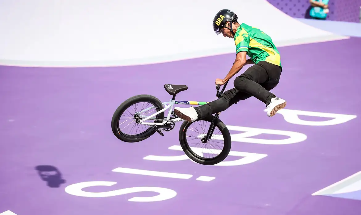 Gustavao Bala Loka se classifica à final do ciclismo BMX em Paris 2024 - em 30/07/2024