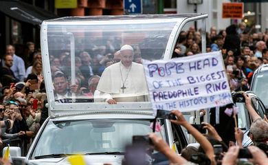 Papa Francisco enfrenta protestos de vítimas de pedofilia em viagem à Irlanda