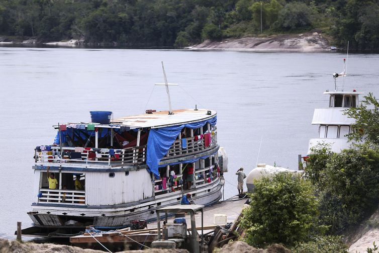 Assunção do Içana (AM) - Embarcação utilizada para o transporte de Indígenas do Alto do Rio Negro até a base de saúde indígena (Marcelo Camargo/Agência Brasil)
