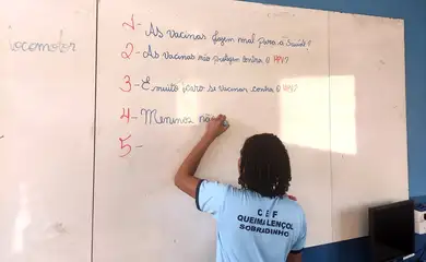 Projeto ensina estudantes a identificar informações falsas sobre vacina HPV. Jornalista Gracielly Bittencourt, idealizadora do projeto “Conhecimento é vacina para a desinformação”. Foto: Cleiton Freitas