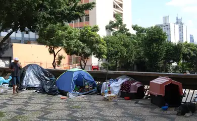 São Paulo (SP), 11/04/2023 - Barracas de pessoas em situação de vulnerabilidade social na Avenida Brigadeiro Luís Antônio, na altura do Viaduto Jaceguai. Foto: Rovena Rosa/Agência Brasil