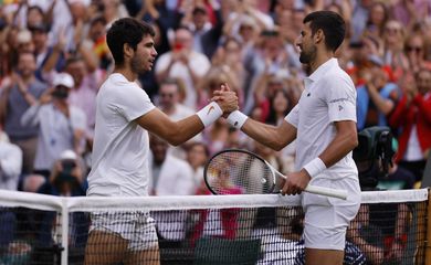 Carlos Alcaraz e Novak Djokovic na final de Wimbledon
 16/7/2023   REUTERS/Andrew Couldridge