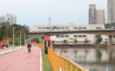 Ciclovia administrada pela Companhia Paulista de Trens Metropolitanos - CPTM, na margem do rio Pinheiros.